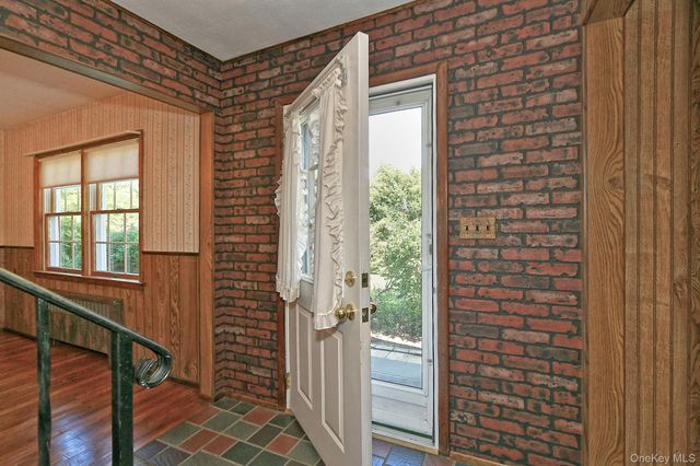 20 Brook Lane, Smithtown, NY 11787