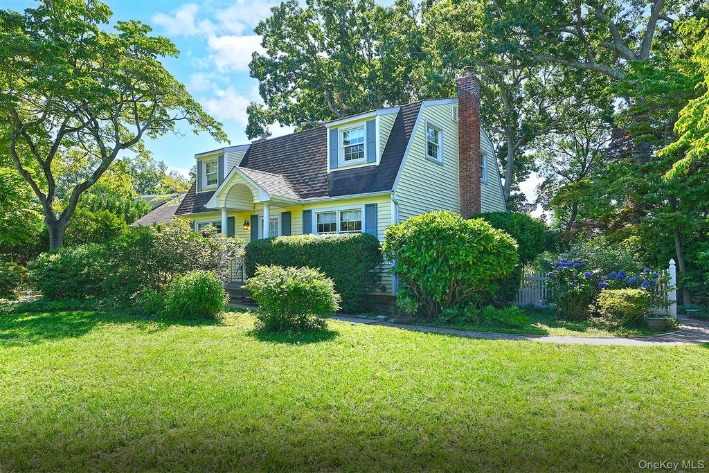 20 Brook Lane, Smithtown, NY 11787