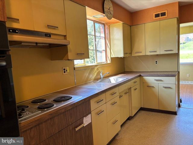 4022 W CHESTER PIKE, Newtown Square, PA 19073