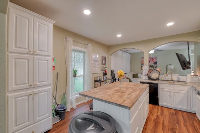 920 Washburn ST, Taylor, TX 76574