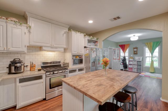 920 Washburn ST, Taylor, TX 76574
