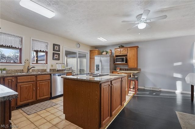 2282 Heston Drive, Lake Milton, OH 44429