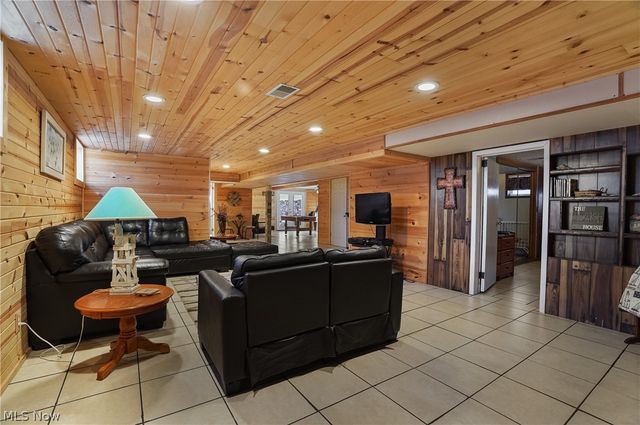 2282 Heston Drive, Lake Milton, OH 44429