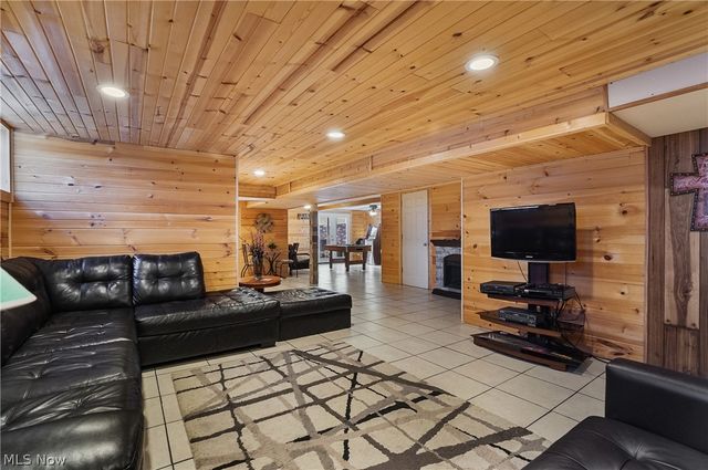 2282 Heston Drive, Lake Milton, OH 44429