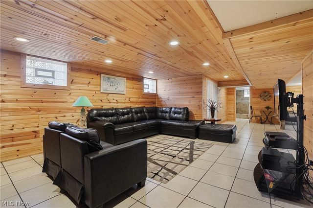 2282 Heston Drive, Lake Milton, OH 44429