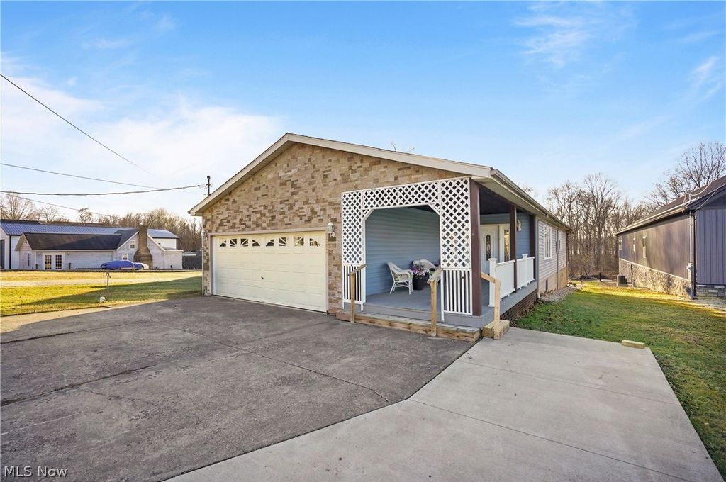 2282 Heston Drive, Lake Milton, OH 44429