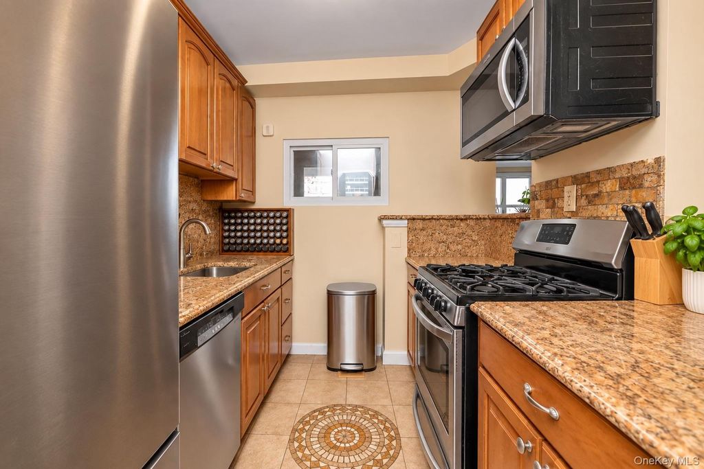 70-25 Yellowstone Boulevard 9Y, Forest Hills, NY 11375 — photo 5