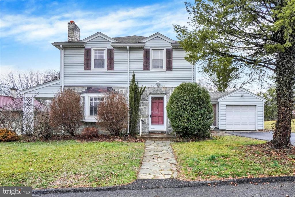 Image 1 of property listing at 809 GRANDVIEW RD, York, PA 17403