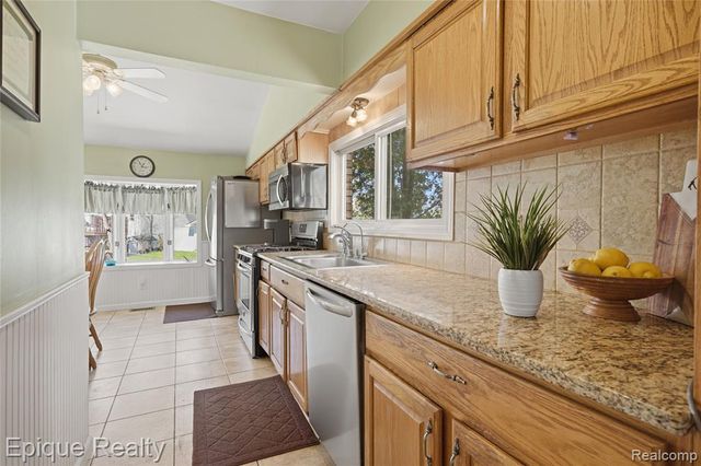 423 Shady Oaks Street, Lake Orion, MI 48362