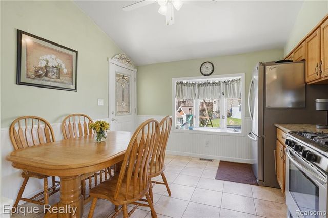 423 Shady Oaks Street, Lake Orion, MI 48362