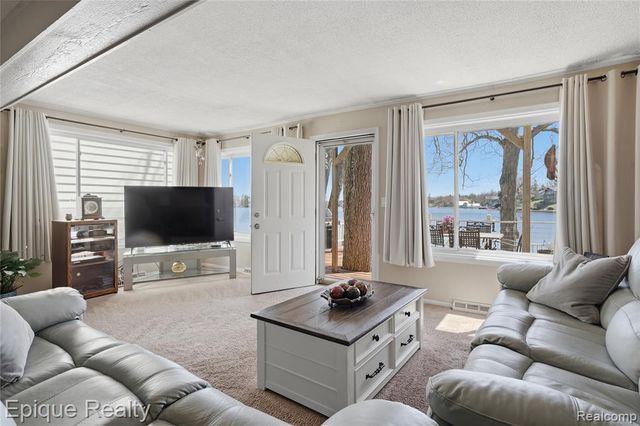 423 Shady Oaks Street, Lake Orion, MI 48362