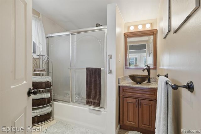 423 Shady Oaks Street, Lake Orion, MI 48362