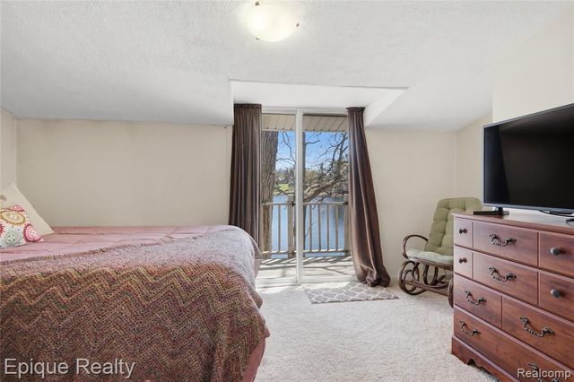 423 Shady Oaks Street, Lake Orion, MI 48362