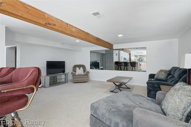 423 Shady Oaks Street, Lake Orion, MI 48362