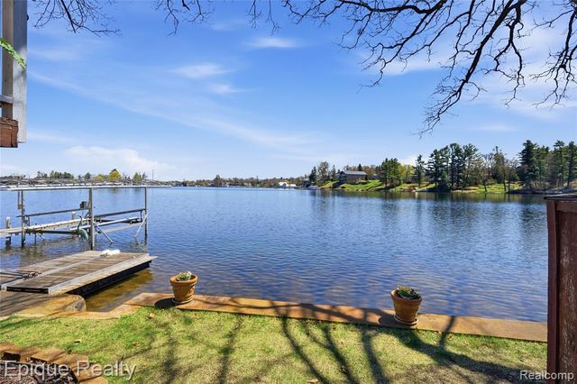 423 Shady Oaks Street, Lake Orion, MI 48362