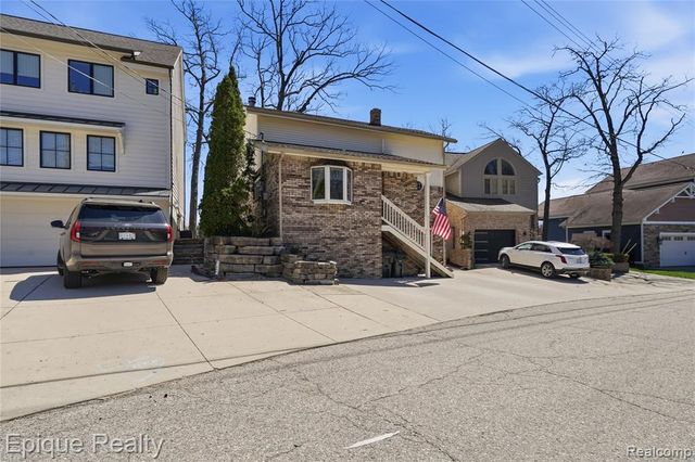 423 Shady Oaks Street, Lake Orion, MI 48362