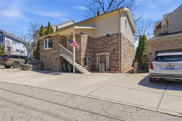 423 Shady Oaks Street, Lake Orion, MI 48362
