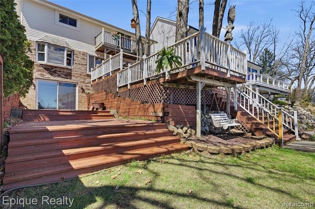 423 Shady Oaks Street, Lake Orion, MI 48362