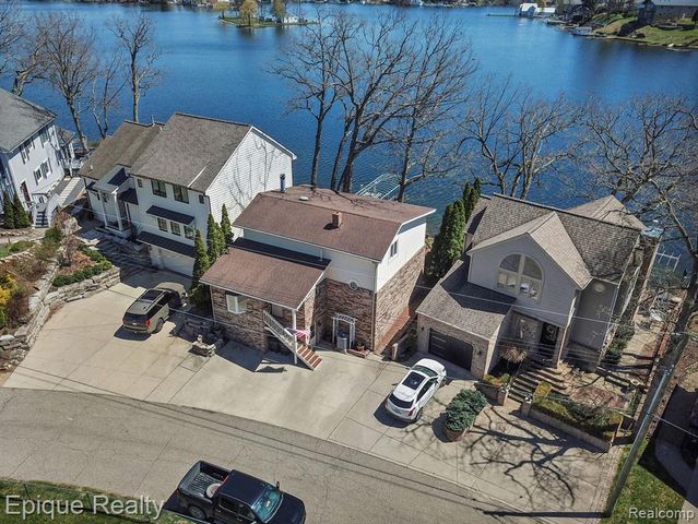 423 Shady Oaks Street, Lake Orion, MI 48362