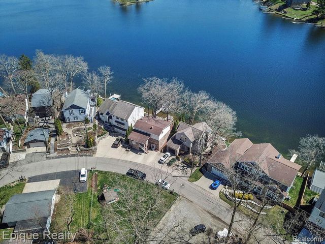 423 Shady Oaks Street, Lake Orion, MI 48362