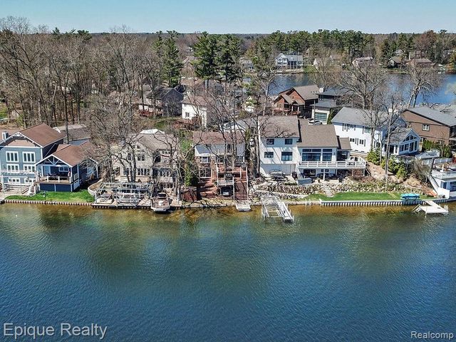 423 Shady Oaks Street, Lake Orion, MI 48362