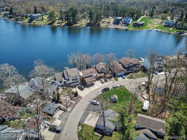 423 Shady Oaks Street, Lake Orion, MI 48362