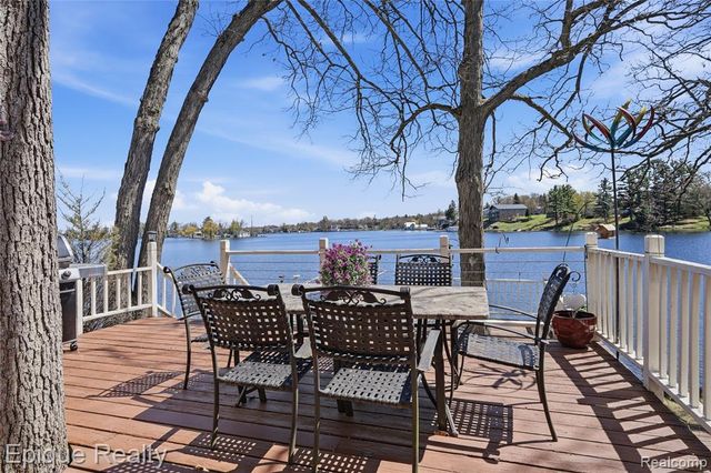 423 Shady Oaks Street, Lake Orion, MI 48362