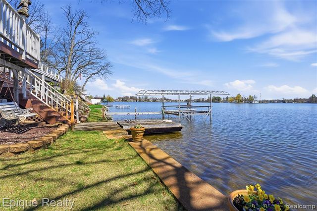 423 Shady Oaks Street, Lake Orion, MI 48362