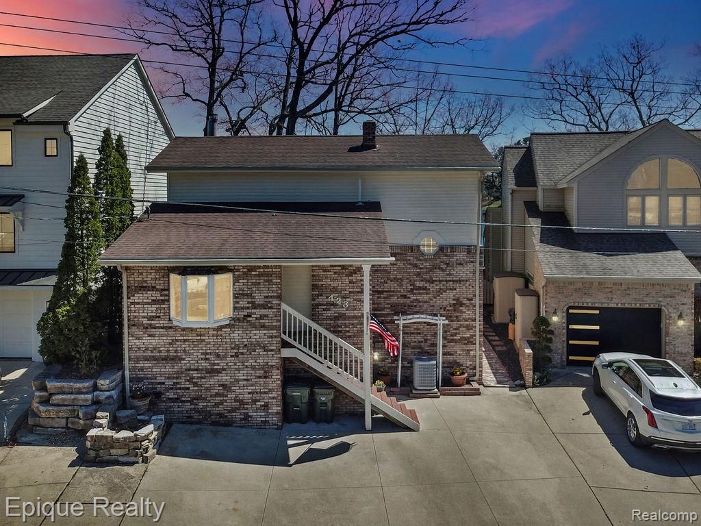 423 Shady Oaks Street, Lake Orion, MI 48362