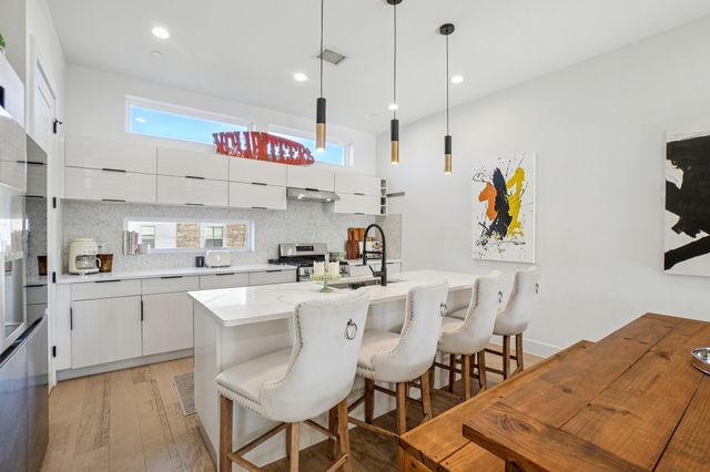 145 N Henderson Avenue 102, Dallas, TX 75214