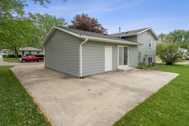 1348 Edgewood Drive, Waterloo, IA 50701
