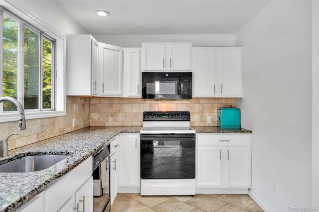 26 Wintergreen Way, Quogue, NY 11959