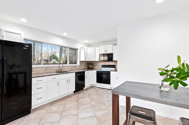 26 Wintergreen Way, Quogue, NY 11959