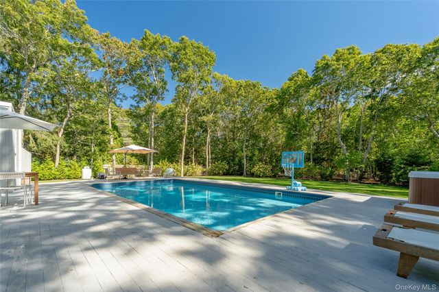 26 Wintergreen Way, Quogue, NY 11959