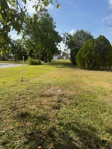 93 Second Street, Palacios, TX 77465