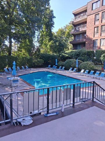1004 Paradise Rd 2M, Swampscott, MA 01907