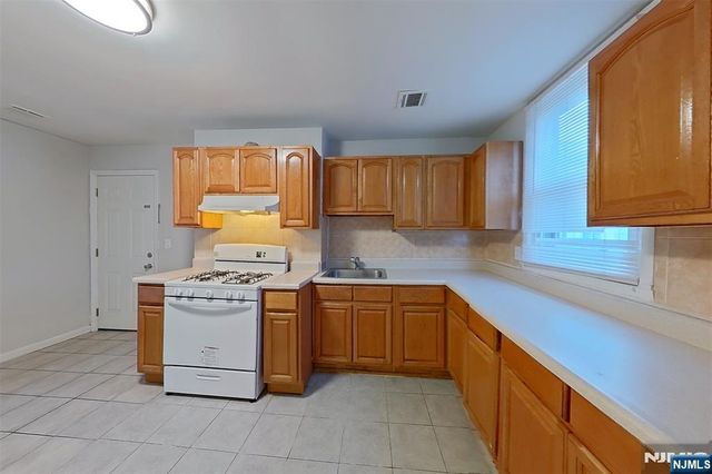 10 Fleming Avenue, Newark, NJ 07105