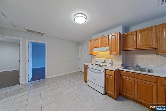 10 Fleming Avenue, Newark, NJ 07105