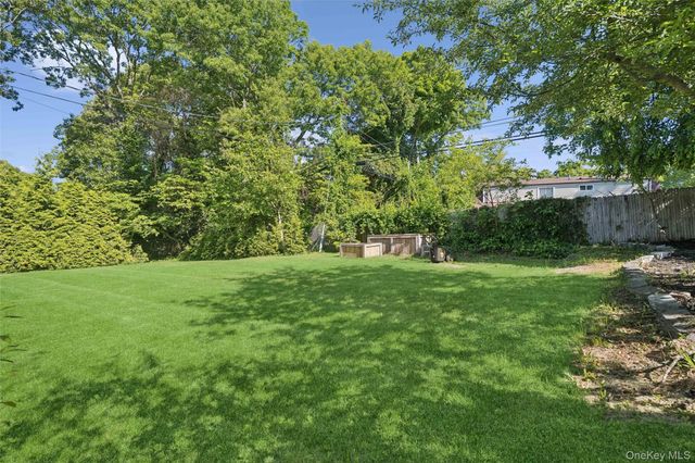 5 Grendon Lane, Farmingville, NY 11738