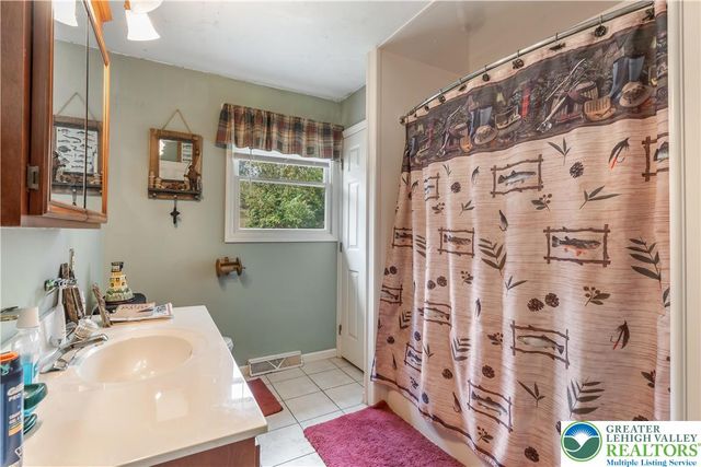 390 Long Lane Road, Lehigh Twp, PA 18088