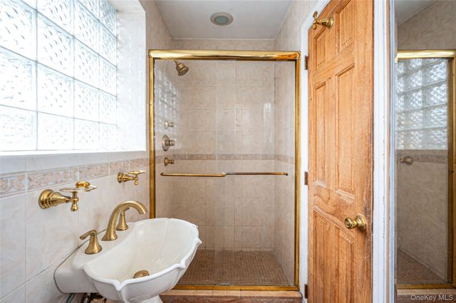 175 Rockaway Parkway, Valley Stream, NY 11580