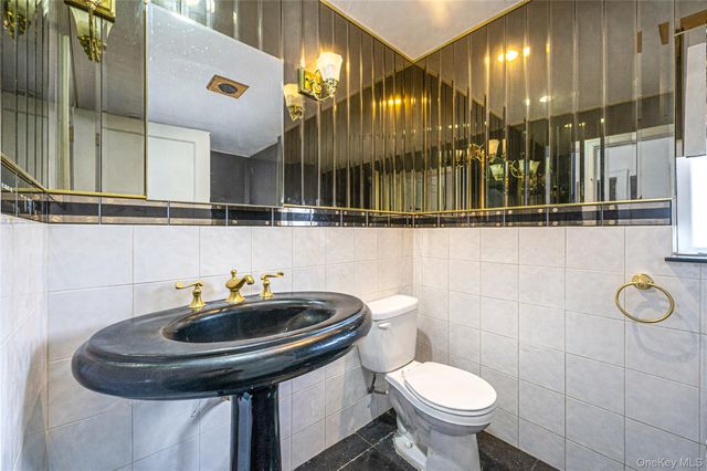 175 Rockaway Parkway, Valley Stream, NY 11580