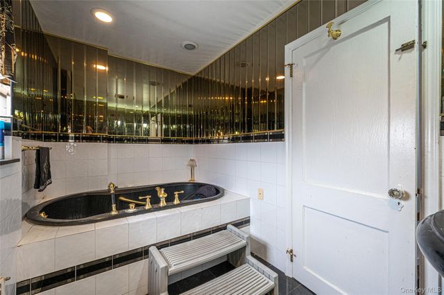 175 Rockaway Parkway, Valley Stream, NY 11580