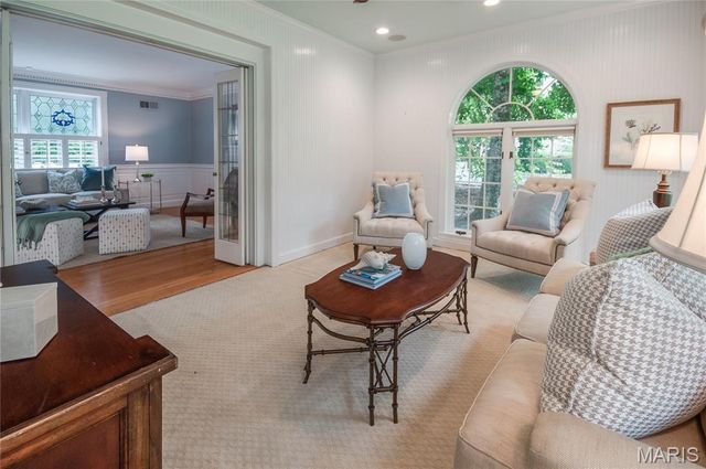 8 Granada Way, Ladue, MO 63124