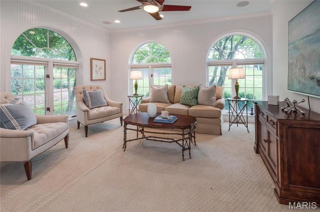 8 Granada Way, Ladue, MO 63124