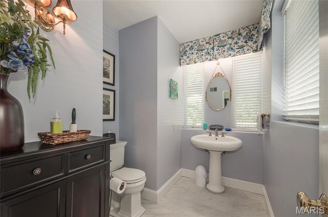 8 Granada Way, Ladue, MO 63124