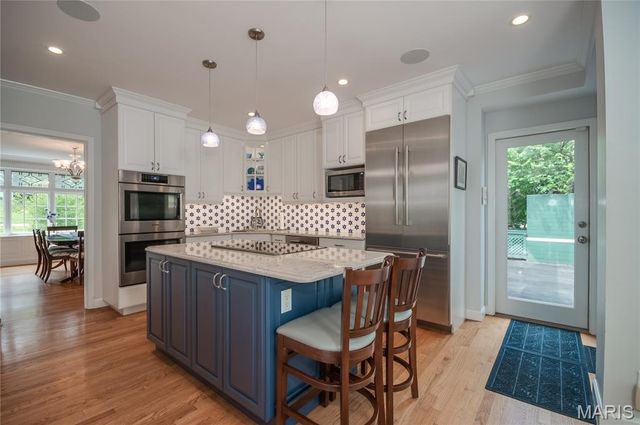 8 Granada Way, Ladue, MO 63124