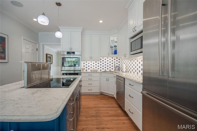 8 Granada Way, Ladue, MO 63124