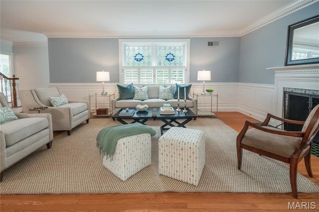 8 Granada Way, Ladue, MO 63124