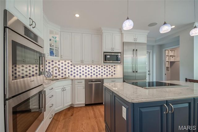 8 Granada Way, Ladue, MO 63124